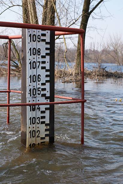 Alarmante del nivel del agua. - foto de stock