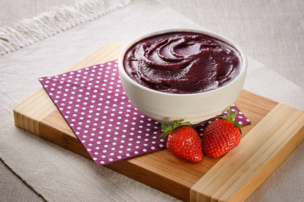 miseczka açaí z truskawkami - vegetarian food freshness raw pink zdjęcia i obrazy z banku zdjęć