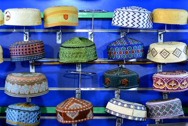 арабские шляпы на рынке саад гиша - такия или куфис, хартум, судан - kufi стоковые фото и изображения