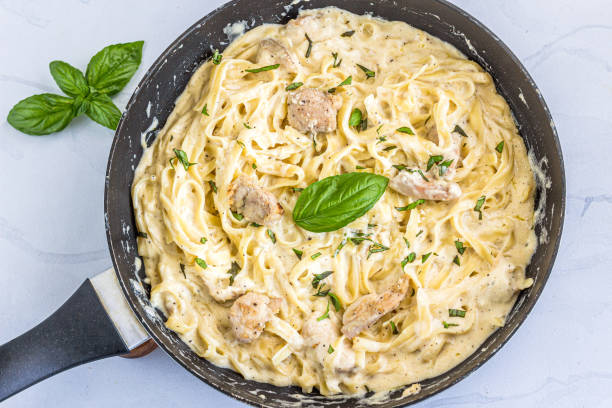 una olla pollo alfredo pasta directamente por encima de la foto - parmesan cheese pasta italian culture food fotografías e imágenes de stock