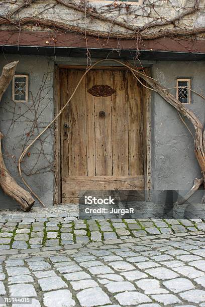 Misterioso Portiera - Fotografie stock e altre immagini di Acciottolato - Acciottolato, Albero, Antico - Condizione