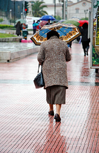 velha mulher com guarda-chuva - umbrella parasol rain rush hour imagens e fotografias de stock