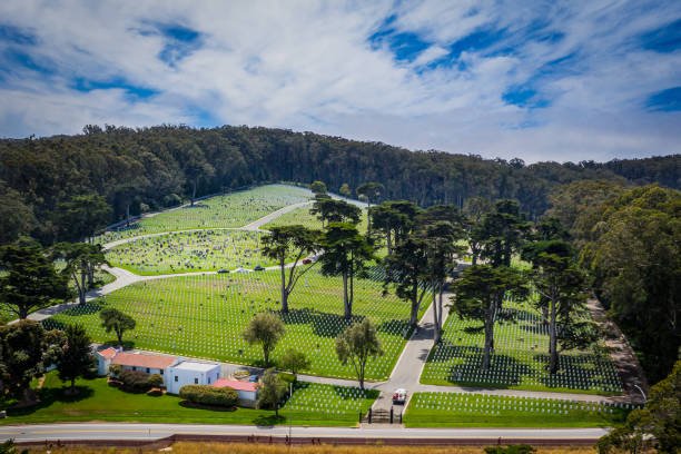 luftaufnahme von presidio cemetary - san francisco national military cemetery stock-fotos und bilder