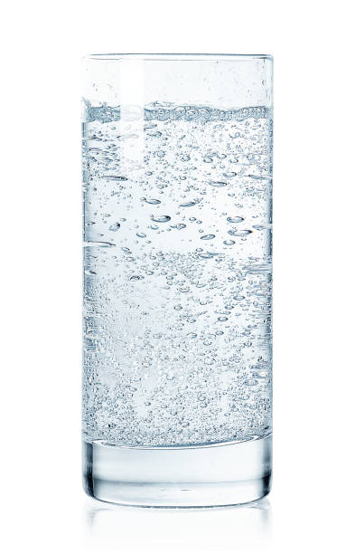 白い背景に冷たい輝く水のガラス - tonic water ストックフォトと画像