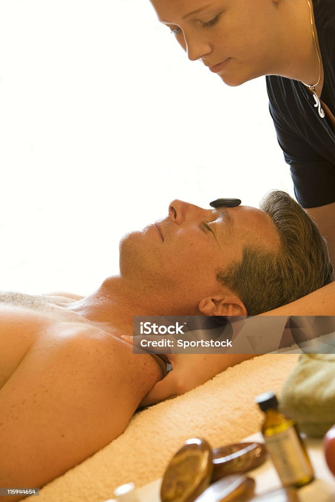 Mann, die eine Massage im Spa - Lizenzfrei Attraktive Frau Stock-Foto