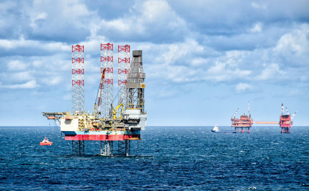 oil rigs and supply vessels at sea - oil rig sea oil industry oil imagens e fotografias de stock