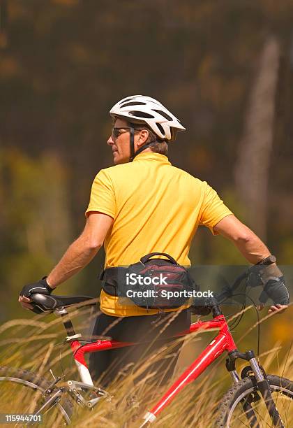 Motociclista Appoggiarsi Sulla Bicicletta Con Zaino - Fotografie stock e altre immagini di Adulto
