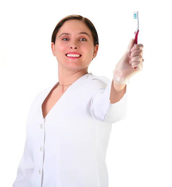 dentiste tenant la brosse à dents - smiling human teeth toothbrush moving up photos et images de collection