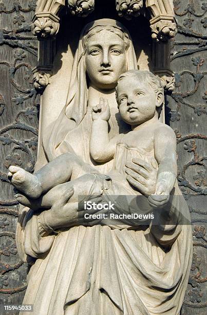 Photo libre de droit de Mère Et Enfant banque d'images et plus d'images libres de droit de Enfant - Enfant, La Vierge Marie, Sculpture - Production artistique