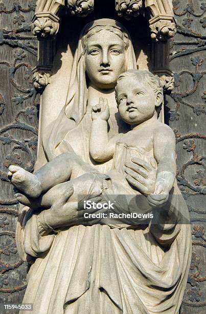 Mãe E A Criança - Fotografias de stock e mais imagens de Criança - Criança, Escultura, Virgem Maria
