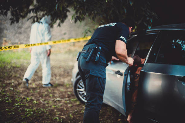 investigación de la escena del crimen - men murder blood gang member fotografías e imágenes de stock