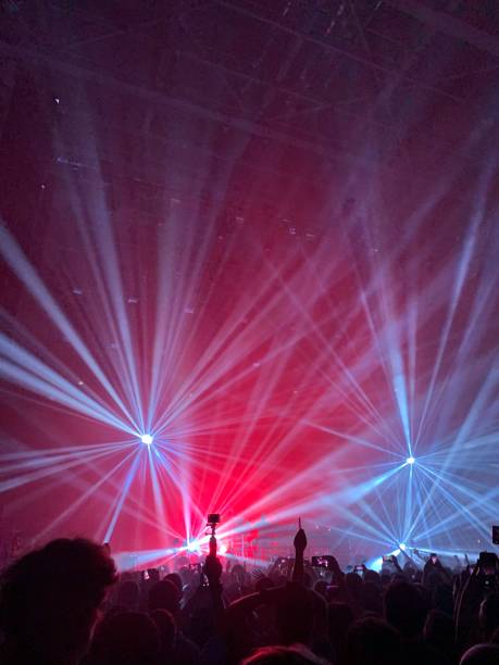 pokaz świetlny na koncercie. wiązki laserowe i muzyka świetlna - laser nightclub performance illuminated zdjęcia i obrazy z banku zdjęć