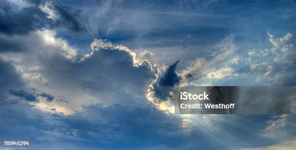 Paisaje Con Nubes Foto de stock y más banco de imágenes de Sólo cielo - Sólo cielo, Aire libre, Azul
