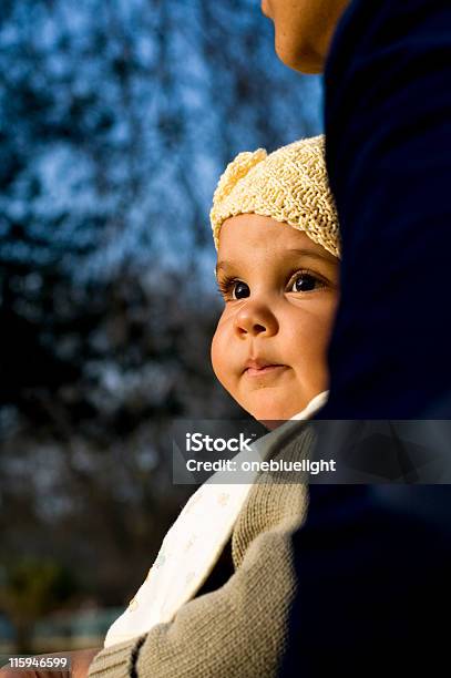 Baby Portret Na Zewnątrz - zdjęcia stockowe i więcej obrazów 6 - 11 miesięcy - 6 - 11 miesięcy, Badanie, Fotografika