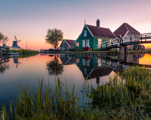 historic wooden house in the netherlands. - zaanse schans bridge house water imagens e fotografias de stock