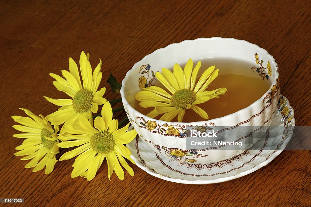 Złocień herbaty w kwiatowy teacup na drewniany stół - Zbiór zdjęć royalty-free (Chińskie ziołolecznictwo)