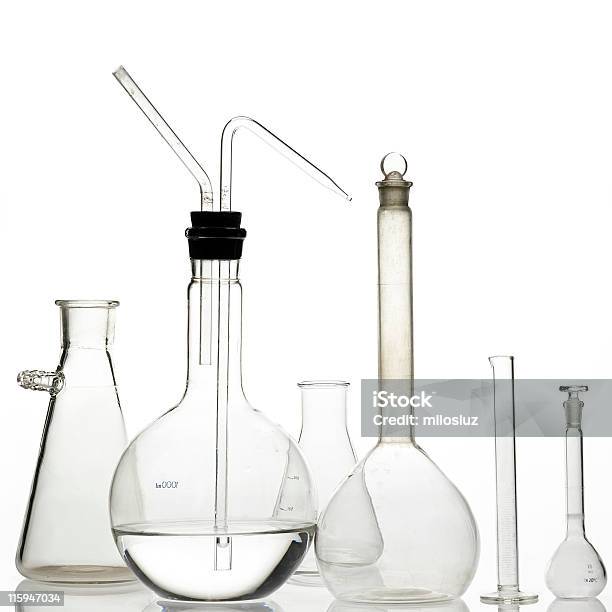 Foto de Garrafas e mais fotos de stock de Analisar - Analisar, Artigos de Vidro de Laboratório, Branco