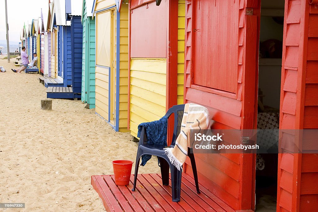 Reihe von Beach-Kästen in Brighton, Melbourne, mit Wetterfester Stuhl - Lizenzfrei Australien Stock-Foto