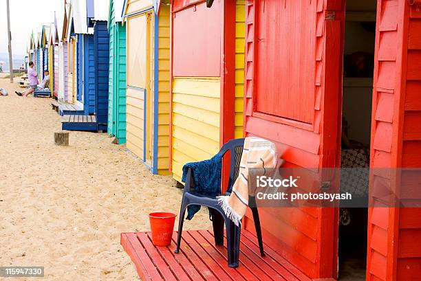Reihe Von Beachkästen In Brighton Melbourne Mit Wetterfester Stuhl Stockfoto und mehr Bilder von Australien