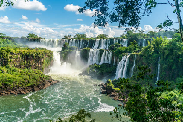 часть водопада игуасу, увиденная из аргентинского национального парка - ландшафт стоковые фото и изображения