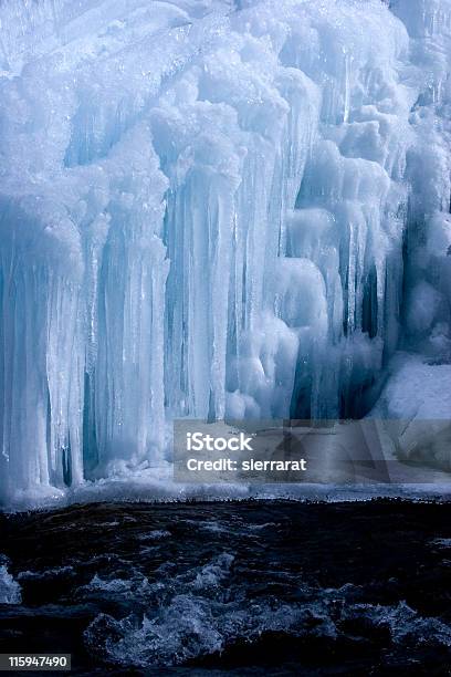 Photo libre de droit de Cascade Gelée banque d'images et plus d'images libres de droit de Bleu - Bleu, Cascade, Cascade gelée