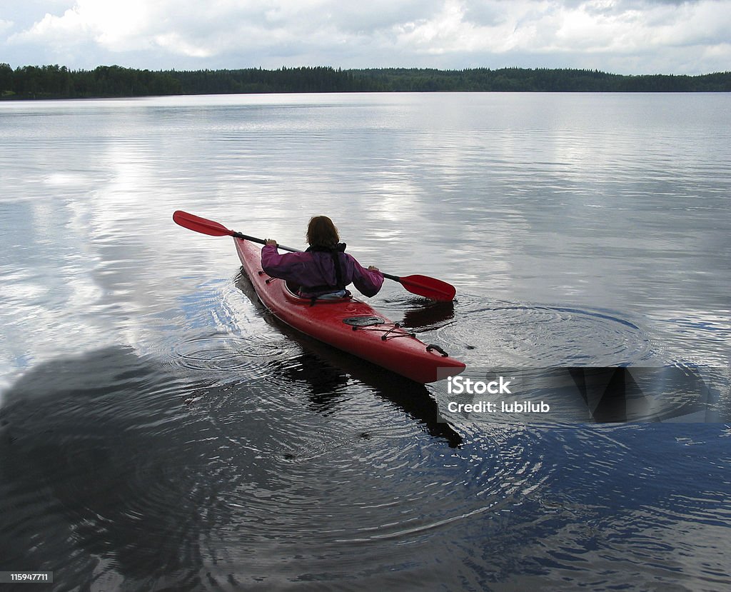 Mulheres na tranquila crepúsculo viagem em red caiaque - Foto de stock de Adulto royalty-free