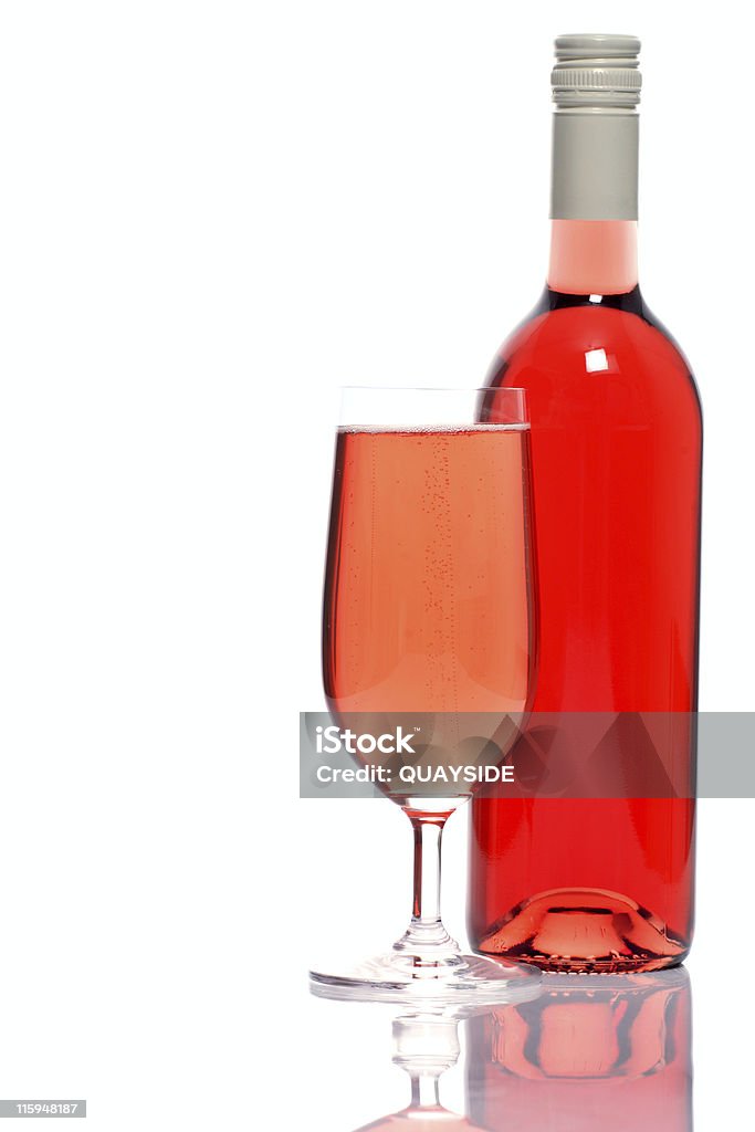 Botella y copa de vino rosado - Foto de stock de Bebida libre de derechos