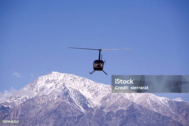 Robinson Helicóptero Foto de stock y más banco de imágenes de Helicóptero - Helicóptero, Aire libre, Aviación general