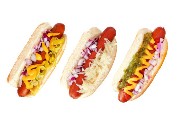 drei hot dogs mit einer auswahl an toppings, ansicht von oben isoliert auf weiß - relish stock-fotos und bilder