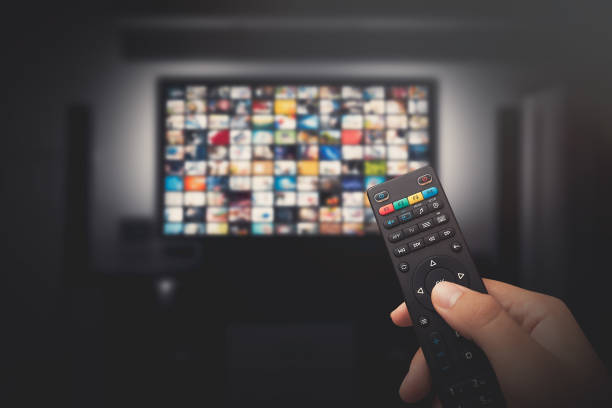 어두운 방에서 설정 된 tv에 멀티미디어 비디오 개념 - 텔레비전 산업 이미지 뉴스 사진 이미지