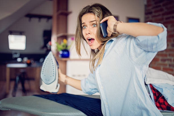 주부는 다림질과 동시에 이야기하려고 - iron women ironing board stereotypical housewife 뉴스 사진 이미지