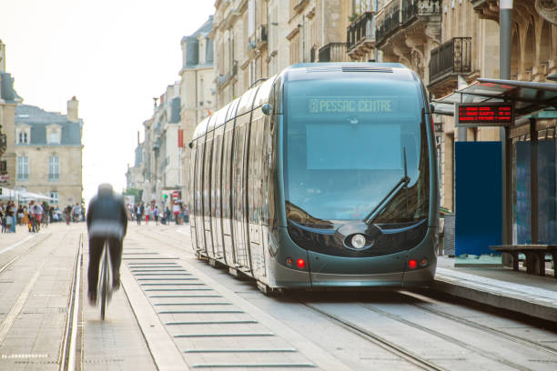 nowoczesny tramwaj w bordeaux, francja - blurred motion street car green zdjęcia i obrazy z banku zdjęć