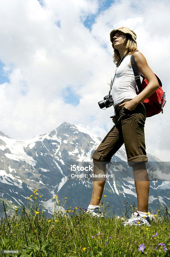 Turistico di donna escursionista escursioni montagne ragazza arrampicata, viaggi e turismo - Foto stock royalty-free di Adulto