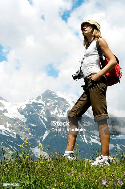 Turistico Di Donna Escursionista Escursioni Montagne Ragazza Arrampicata Viaggi E Turismo - Fotografie stock e altre immagini di Adulto