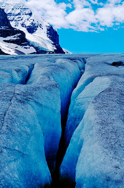 crevasse du glacier - crevasse photos et images de collection