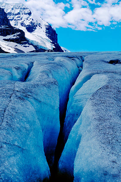 ghiacciaio crepaccio - crevasse foto e immagini stock