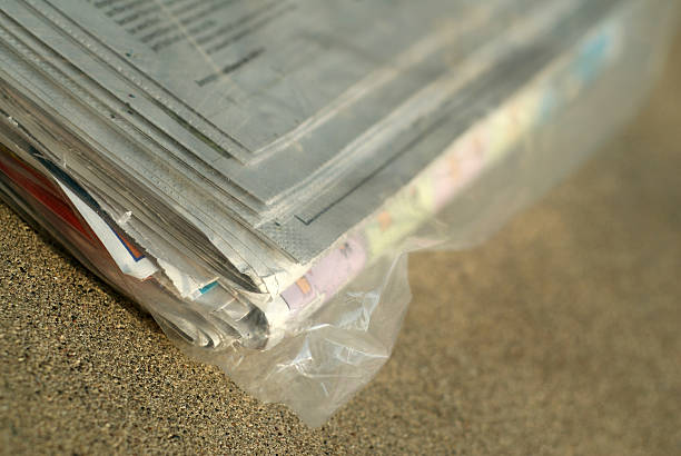 journal dans le sac - magazine stack publication close up photos et images de collection