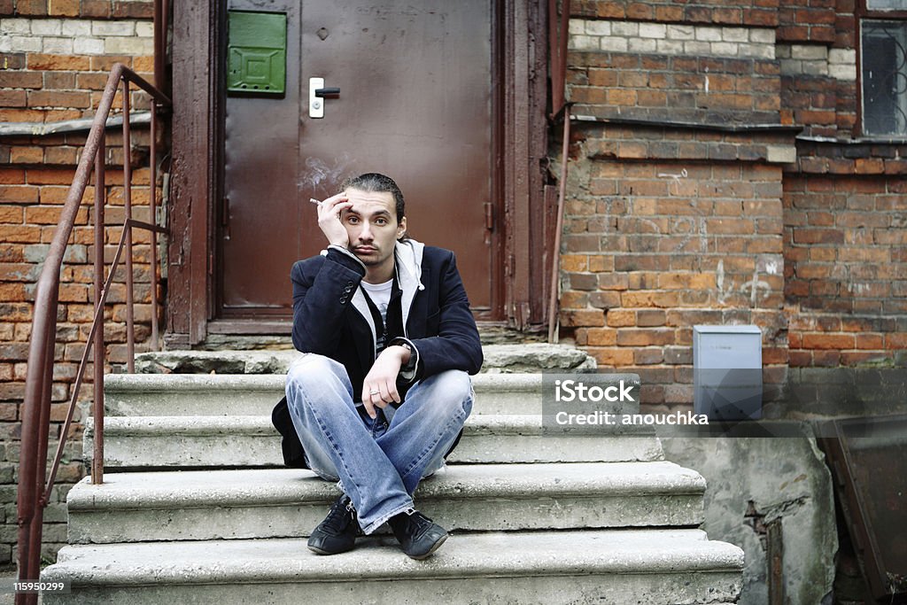 portrait en plein air jeune homme FUMEUR - Photo de 25-29 ans libre de droits