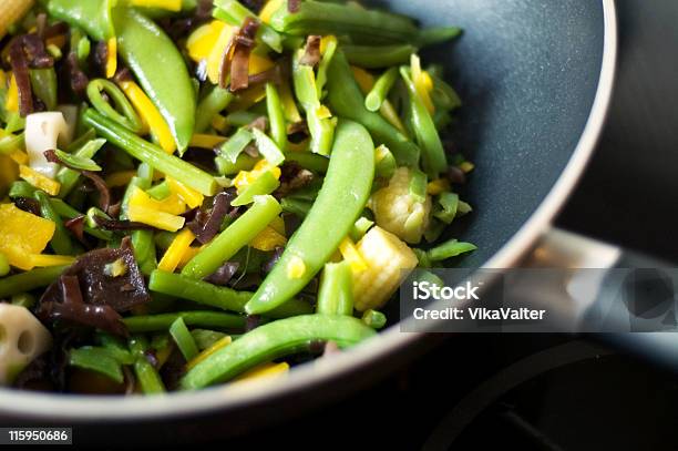 Wok Foto de stock y más banco de imágenes de Aceite para cocinar - Aceite para cocinar, Alimento, Amarillo - Color