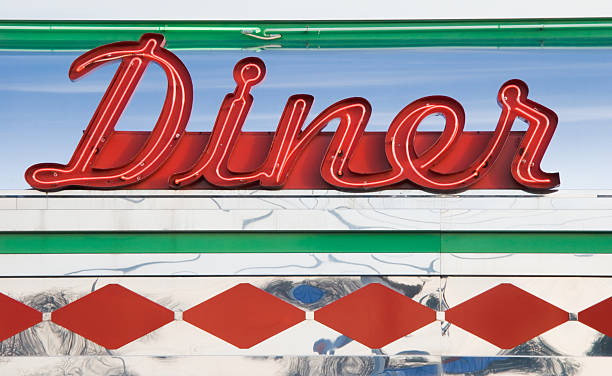 ダイナーネオンサインインレッド、道路脇に並ぶ americana 1950 年代のレトロなスタイルの - sign diner restaurant food ストックフォトと画像