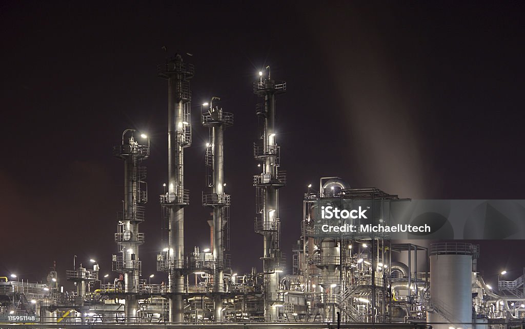 Промышленность в ночь - Стоковые фото Химическая технология роялти-фри