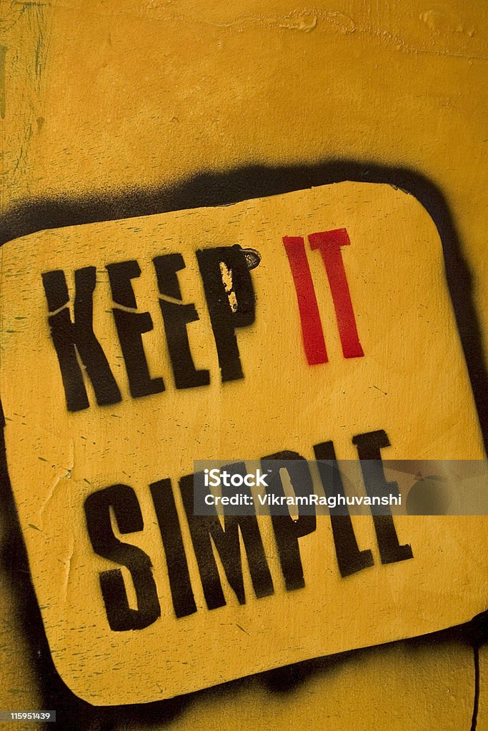 Mantenha tudo simples mensagem Graffiti pintado palavras texto estêncil parede - Foto de stock de Adulto royalty-free