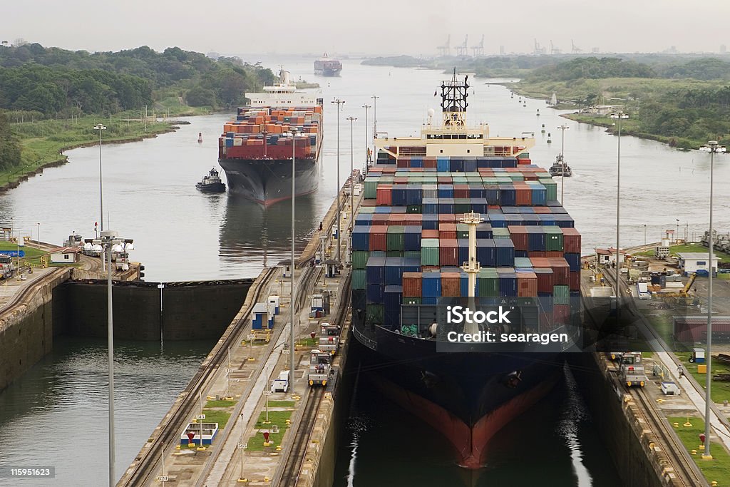 Navio de carga no Canal do Panamá - Foto de stock de Canal do Panamá royalty-free