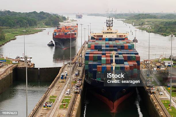 Foto de Navio De Carga No Canal Do Panamá e mais fotos de stock de Canal do Panamá - Canal do Panamá, Panamá, Canal