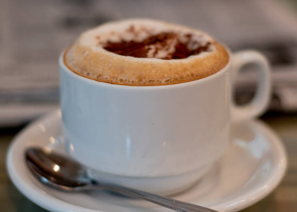 cappuccino im café - fill frame stock-fotos und bilder