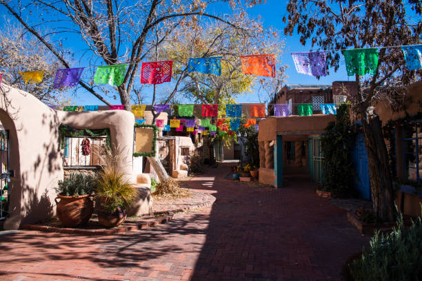 fuori stagione. il quartiere turistico nel centro storico della città vecchia di albuquerque, nuovo messico. - house residential structure southwest usa albuquerque foto e immagini stock