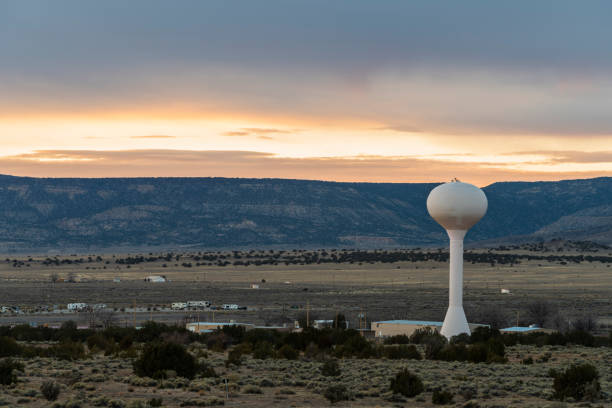 inverno a sud-ovest. una piccola città in un deserto nel nuovo messico, usa. - new mexico landscape arid climate plateau foto e immagini stock