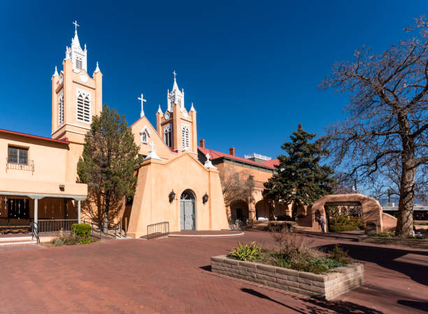 iglesia de san felipe de neri - la iglesia católica más antigua de albuquerque, nuevo méxico, ee. uu. - albuquerque catholicism church new mexico fotografías e imágenes de stock