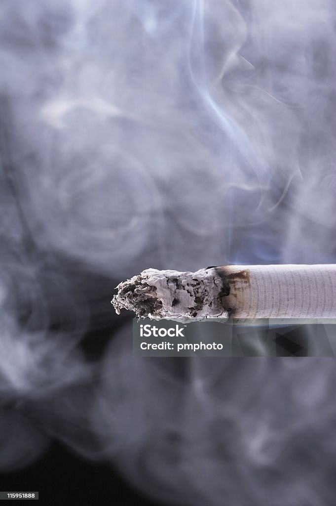 Cigarette brûlant - Photo de Abstrait libre de droits