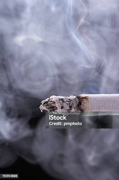 Photo libre de droit de Cigarette Brûlant banque d'images et plus d'images libres de droit de Abstrait - Abstrait, Blanc, Cancer des poumons